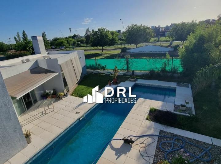 Casa · 300m² · 3 Dormitorios · 3 Cocheras