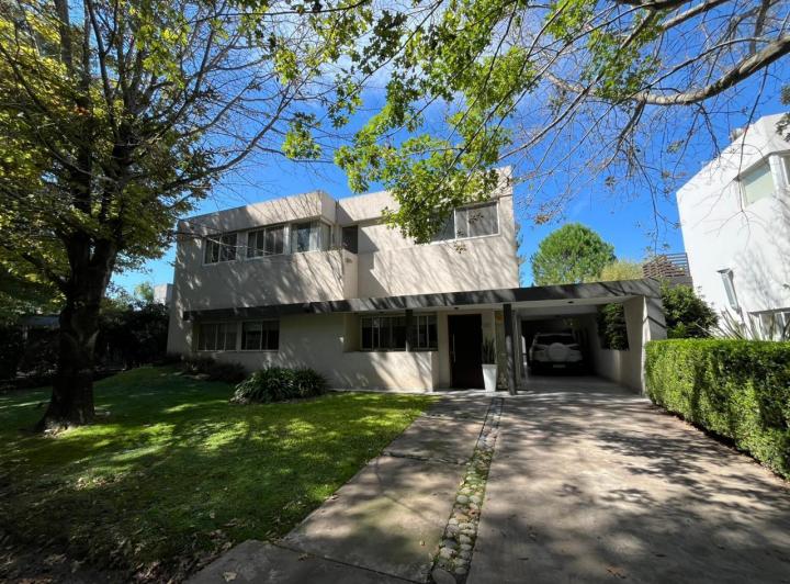 Casa · 230m² · 5 Ambientes · 2 Cocheras