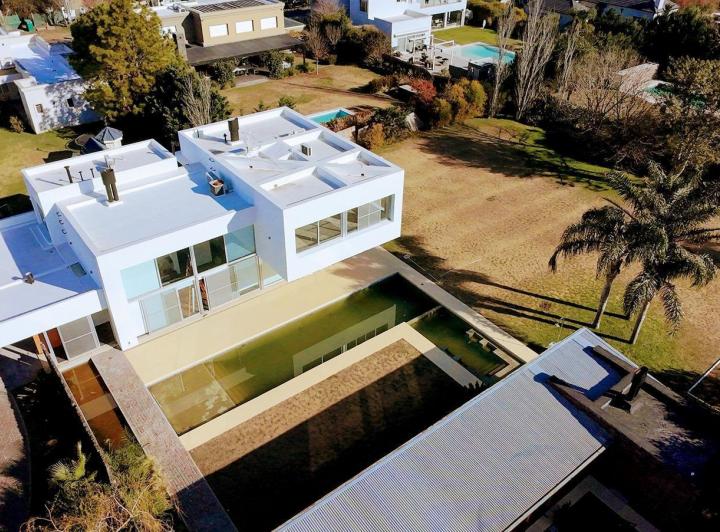 Casa · 340m² · 6 Ambientes · 2 Cocheras