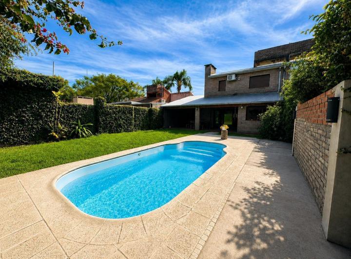 Casa · 200m² · 5 Ambientes · 3 Cocheras