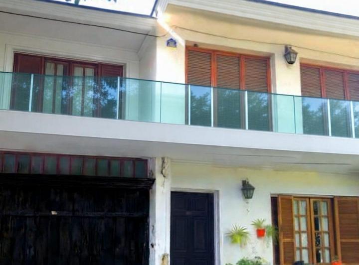 Casa · 254m² · 6 Ambientes · 1 Cochera