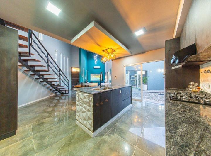 Casa · 240m² · 5 Ambientes · 2 Cocheras