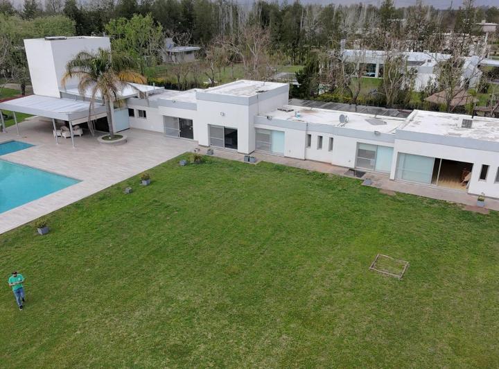 Casa · 350m² · 6 Ambientes · 4 Cocheras