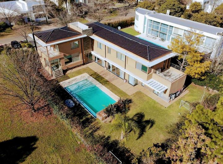 Casa · 500m² · 8 Ambientes · 3 Cocheras