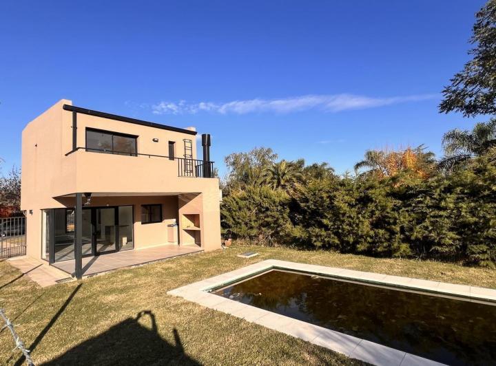 Casa · 103m² · 5 Ambientes · 2 Cocheras