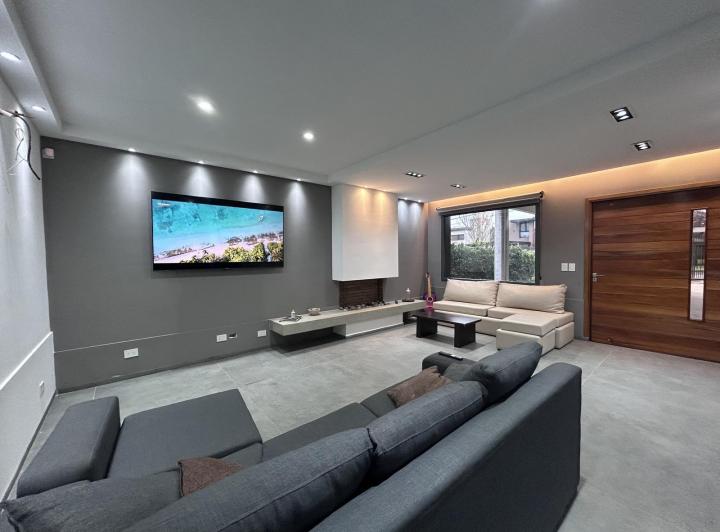 Casa · 253m² · 10 Ambientes · 2 Cocheras