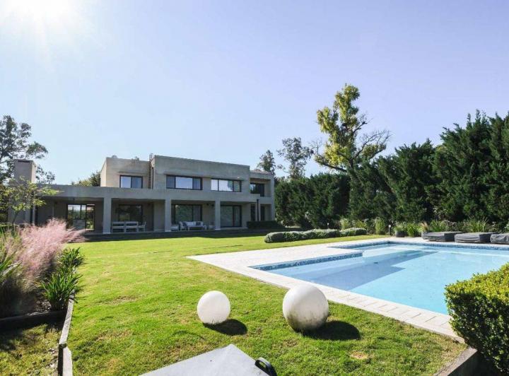 Casa · 354m² · 5 Ambientes · 2 Cocheras