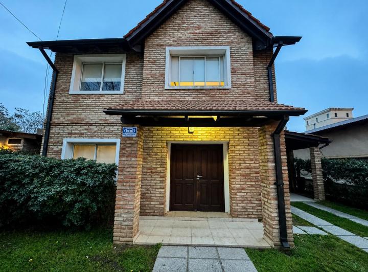 Casa · 122m² · 6 Ambientes · 2 Cocheras