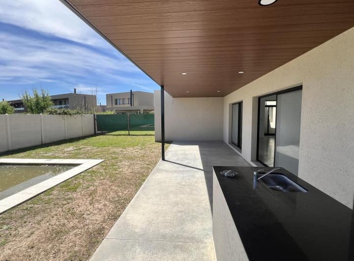 Casa · 138m² · 4 Ambientes · 2 Cocheras