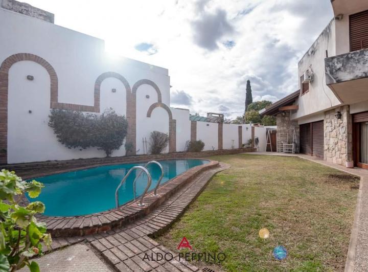 Casa · 427m² · 3 Ambientes · 2 Cocheras