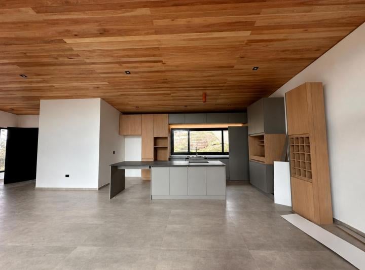 Casa · 340m² · 6 Ambientes · 2 Cocheras