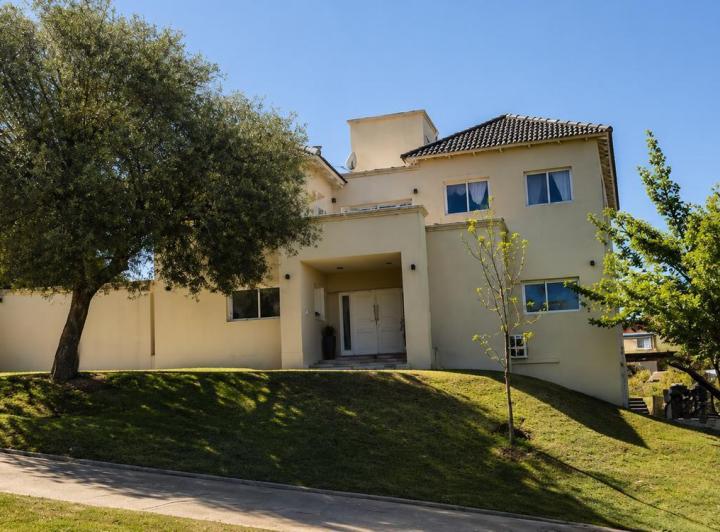 Casa · 350m² · 3 Dormitorios · 3 Cocheras
