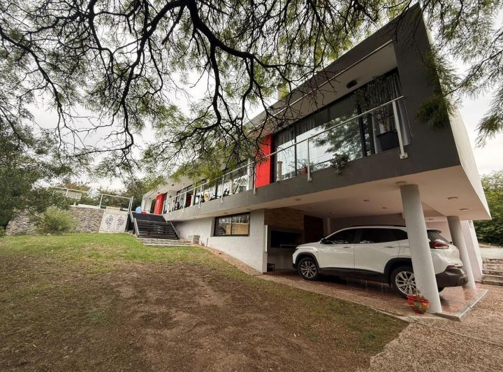Casa · 273m² · 6 Ambientes · 2 Cocheras