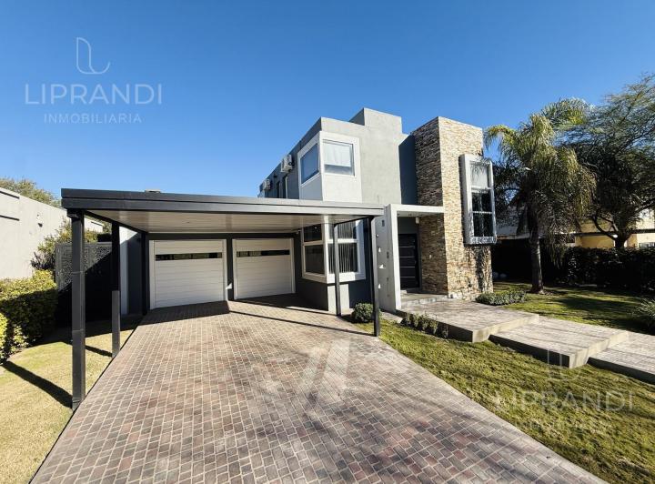Casa · 330m² · 4 Ambientes · 2 Cocheras