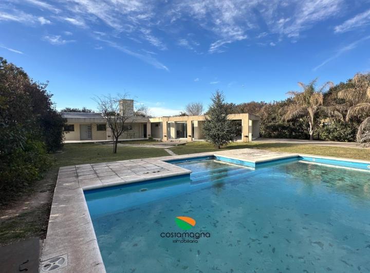 Casa · 276m² · 6 Ambientes · 4 Cocheras