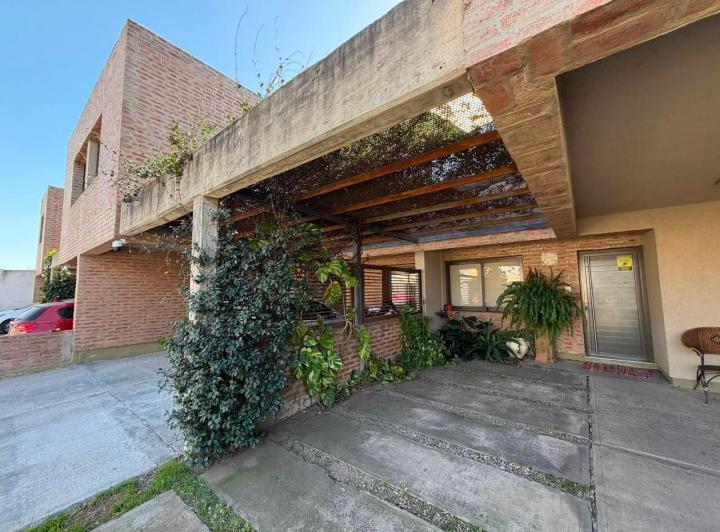 Casa · 147m² · 4 Ambientes · 2 Cocheras