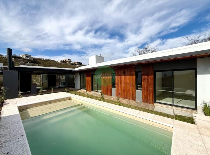 Casa · 311m² · 6 Ambientes · 2 Cocheras