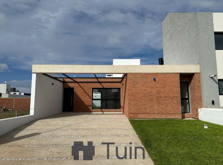 Casa · 102m² · 3 Ambientes · 2 Cocheras