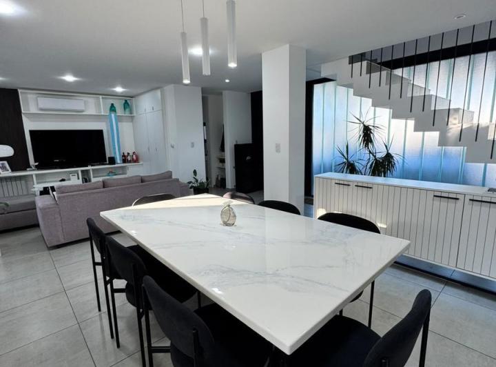 Casa · 234m² · 4 Ambientes · 3 Cocheras