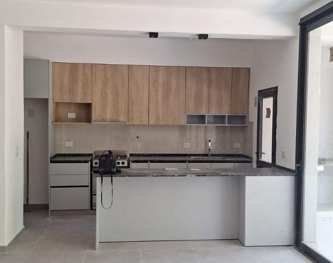 Casa · 200m² · 6 Ambientes · 1 Cochera