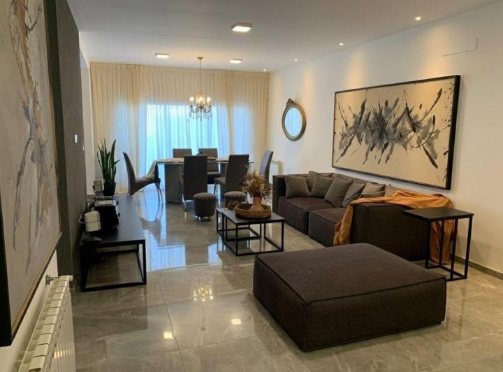 Casa · 240m² · 6 Ambientes · 2 Cocheras