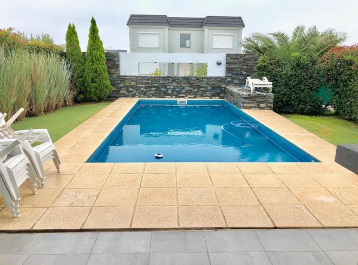 Casa · 390m² · 6 Ambientes · 4 Cocheras
