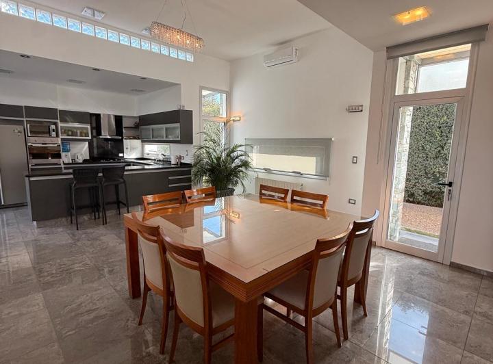 Casa · 390m² · 6 Ambientes · 4 Cocheras