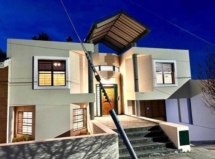 Casa · 257m² · 6 Ambientes · 2 Cocheras