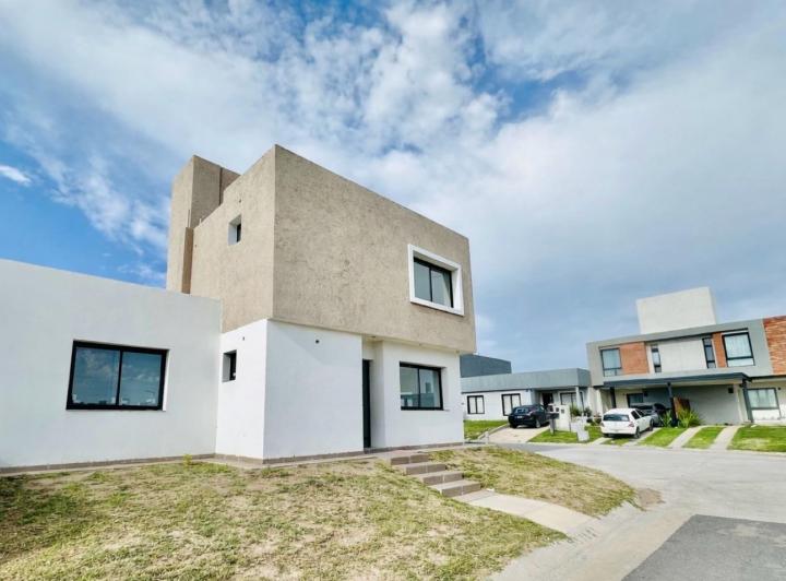 Casa · 185m² · 7 Ambientes · 1 Cochera