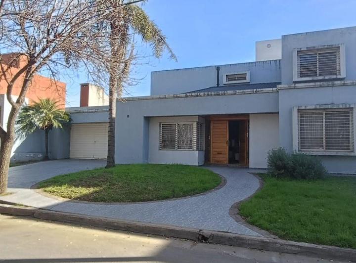 Casa · 339m² · 7 Ambientes · 2 Cocheras