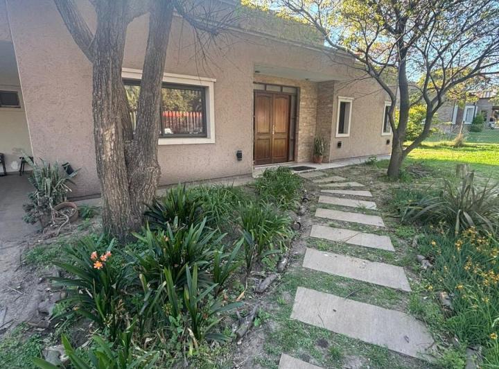 Casa · 450m² · 4 Dormitorios