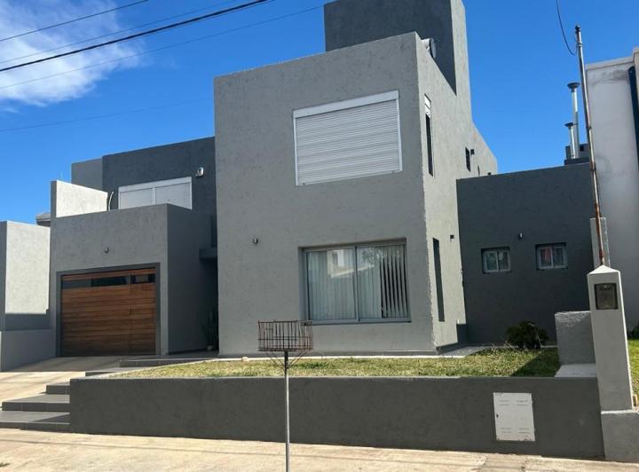 Casa · 240m² · 11 Ambientes · 2 Cocheras