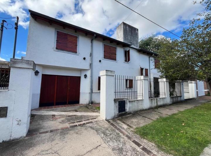 Casa · 320ha · 4 Dormitorios · 1 Cochera