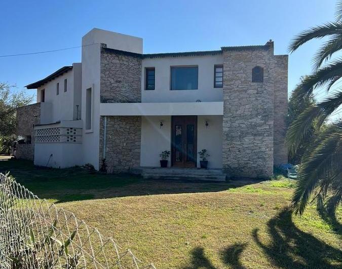 Casa · 400ha · 5 Dormitorios · 2 Cocheras