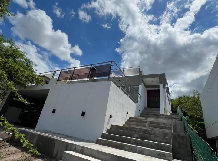 Casa · 1ha · 3 Dormitorios · 2 Cocheras