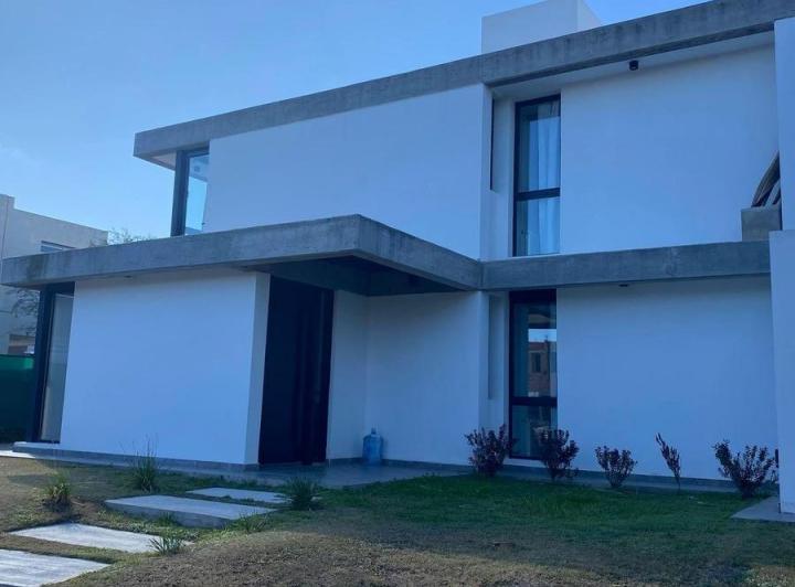 Casa · 285m² · 6 Ambientes · 2 Cocheras