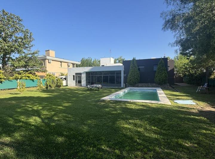 Casa · 500m² · 8 Ambientes · 4 Cocheras