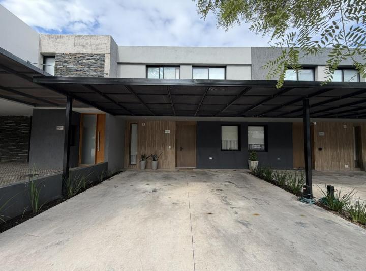Casa · 180m² · 3 Dormitorios · 2 Cocheras