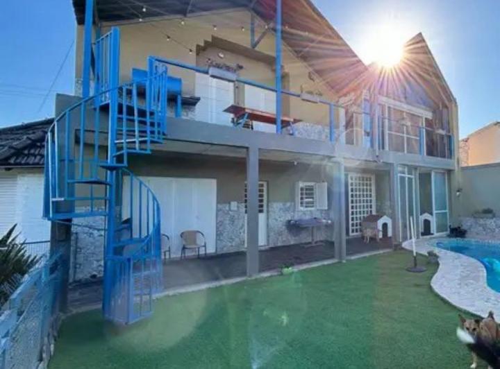Casa · 300m² · 4 Ambientes · 2 Cocheras