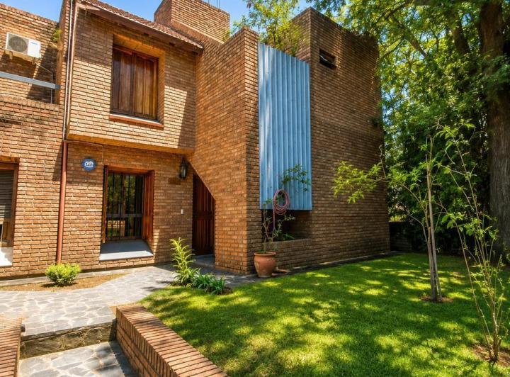 Casa · 232m² · 8 Ambientes · 2 Cocheras