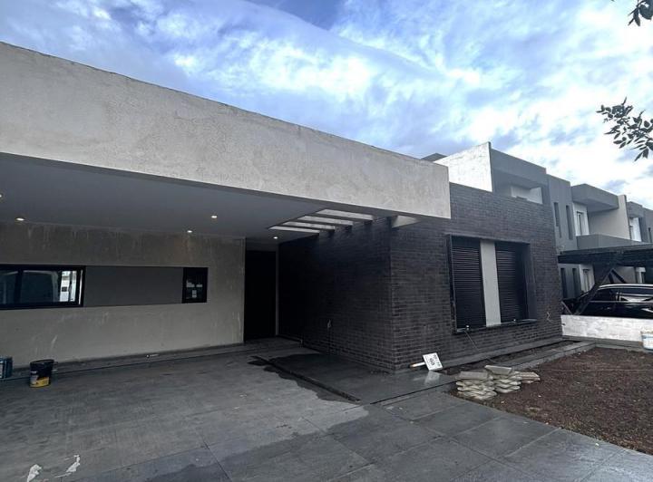 Casa · 230m² · 6 Ambientes · 2 Cocheras