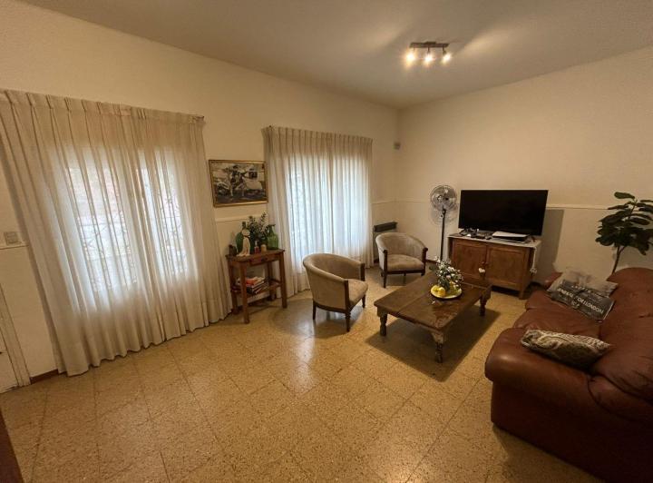 Casa · 200m² · 6 Ambientes · 2 Cocheras