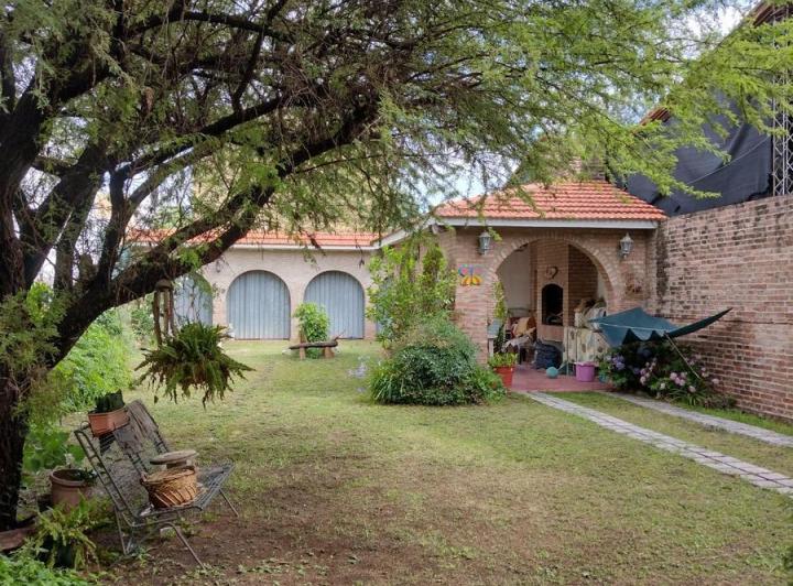 Casa · 450m² · 6 Ambientes · 2 Cocheras