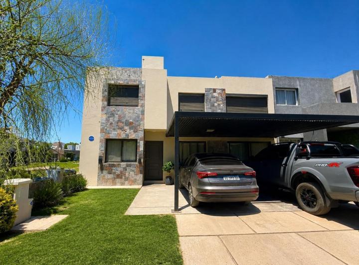 Casa · 300m² · 3 Dormitorios · 2 Cocheras