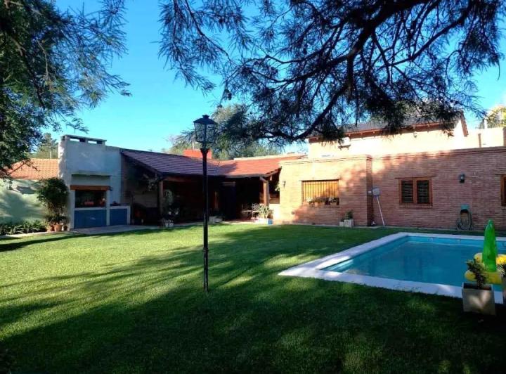 Casa · 340m² · 5 Ambientes · 2 Cocheras