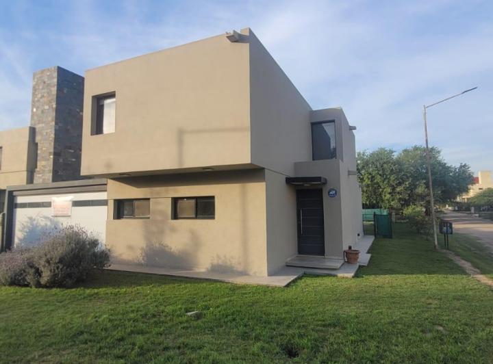 Casa · 237m² · 6 Ambientes · 2 Cocheras