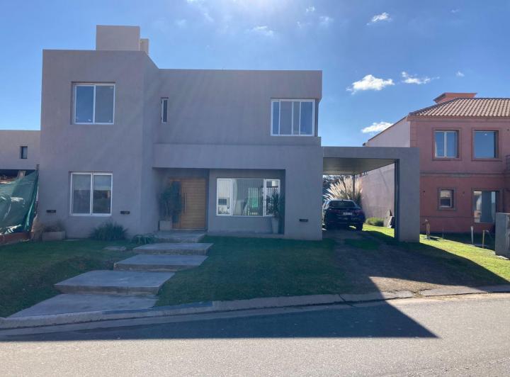 Casa · 190m² · 6 Ambientes · 2 Cocheras