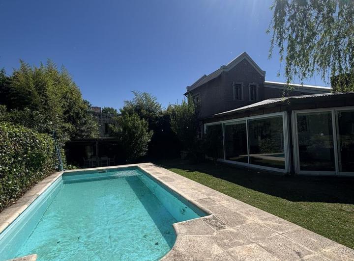 Casa · 806m² · 10 Ambientes · 3 Cocheras