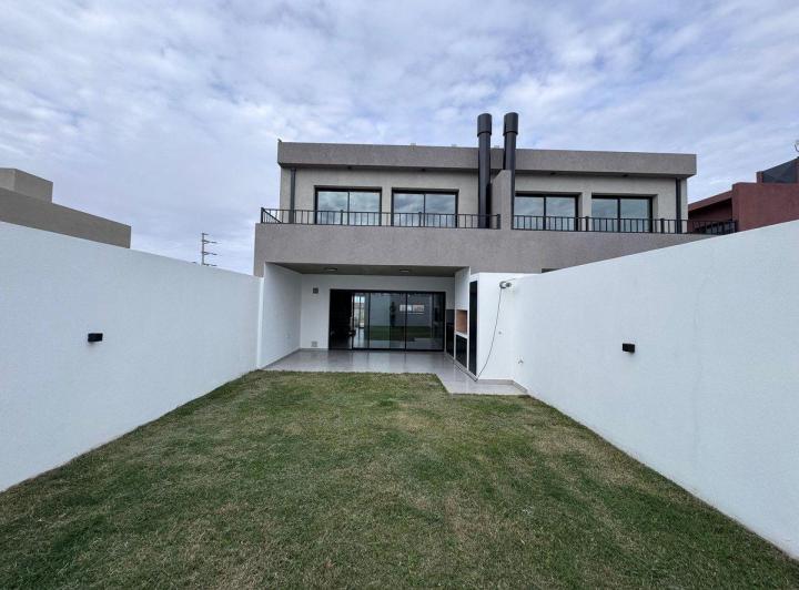 Casa · 165m² · 4 Ambientes · 2 Cocheras