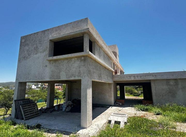 Casa · 221m² · 8 Ambientes · 2 Cocheras